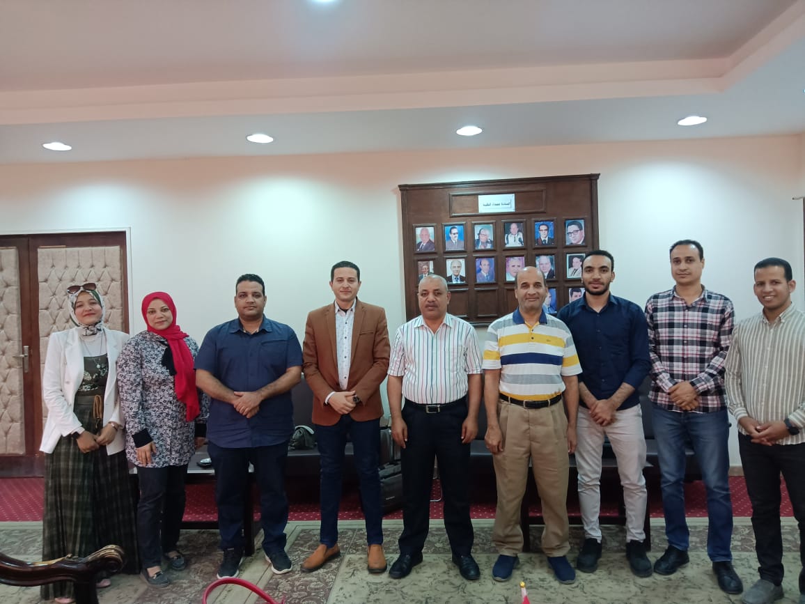 عميد الكلية خلال اجتماعه مع وحدتي الجودة والقياس والتقويم