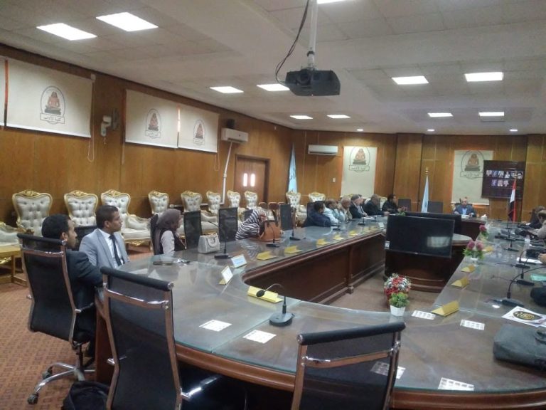 الدكتور محمد توفيق يترأس اجتماع اللجنة المنظمة لليوبيل الذهبي بآداب سوهاج بحضور رؤساء الأقسام ومنسقي البرامج.