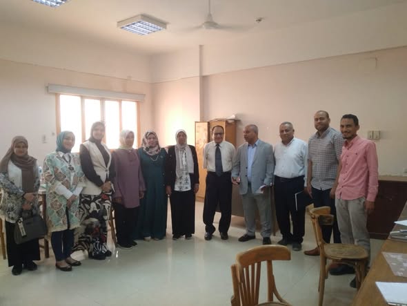 في يومها الأول .. جولة ميدانية لعميد كلية الآداب داخل كنترولات امتحانات الفصل الدراسي الثاني.