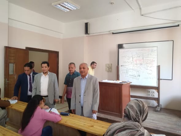عميد كلية الآداب أ.د محمد توفيق يوجه بتوفير كافة سبل الراحة للطلاب خلال جولة تفقدية باللجان الامتحانية