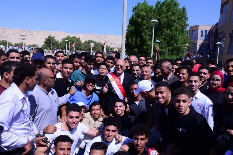 عميد آداب سوهاج أ.د محمد توفيق يشارك في فعاليات استقبال الطلاب وتحية العلم برعاية رئيس الجامعة