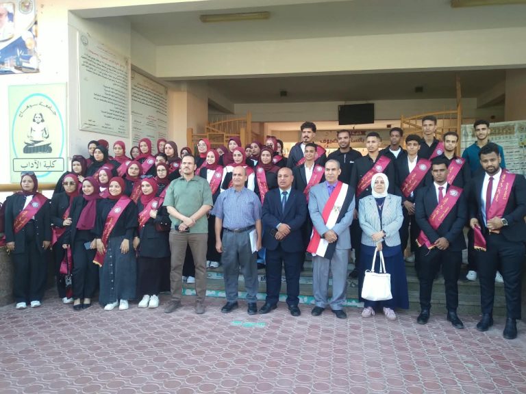 بالصور: كلية الآداب بجامعة سوهاج تحتشد في مسيرات وطنية بذكرى العبور المجيد