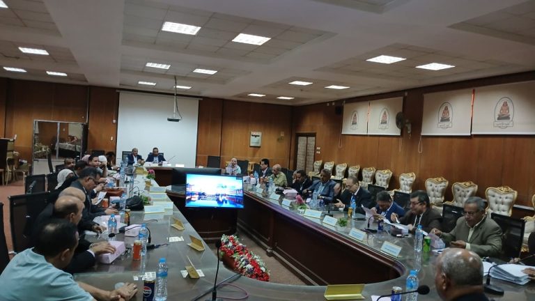 آداب سوهاج تعزز مسيرة البحث العلمي وتعتمد ترشيحات جوائز النيل والدولة التقديرية والتفوق.